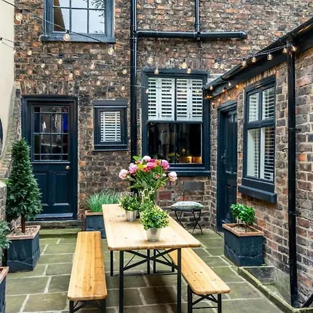42 Is The Answer- Stunning York Townhouse Appearing On Tv Holiday Home Show Exterior photo