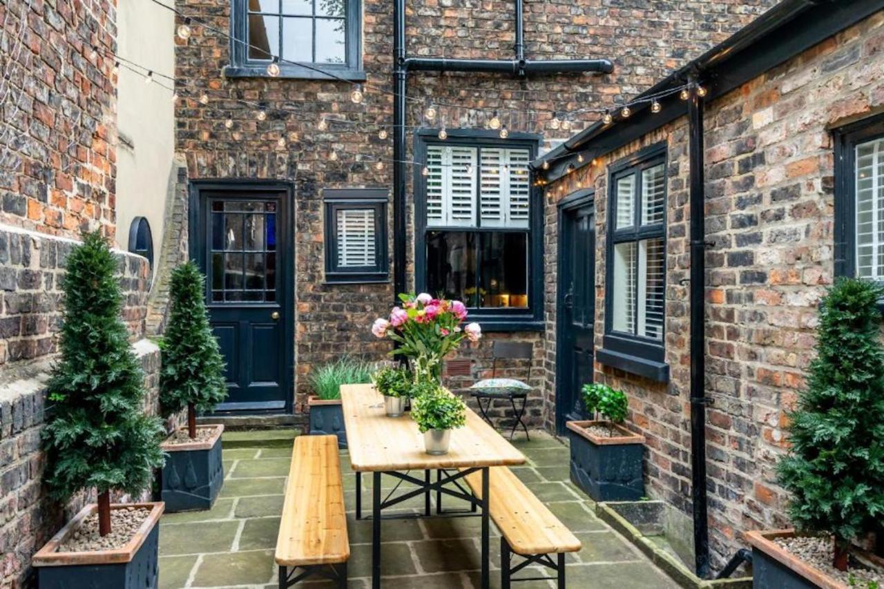 Holiday home 42 Is The Answer- Stunning Townhouse Appearing On Tv Show York