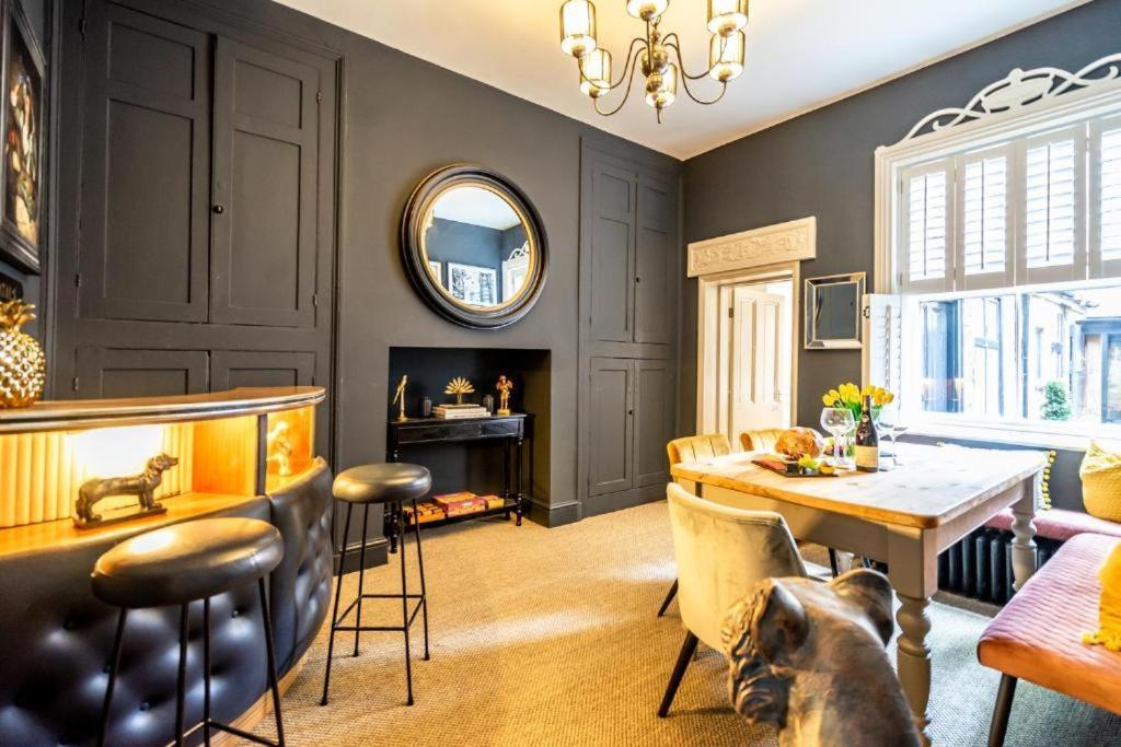 42 Is The Answer- Stunning Townhouse Appearing On Tv Show Holiday home